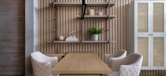 Tons claros e madeira neste escritório projetado pela Criare Bento Gonçalves, que também pode ser adaptado para o lar. Fotos Roberta Gewehr