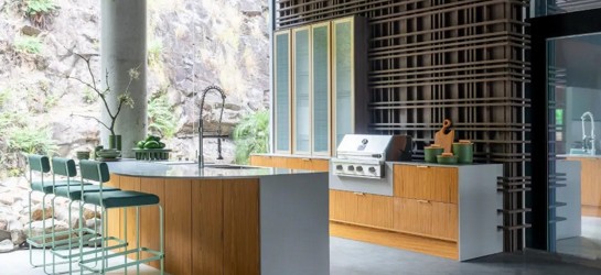 Uma cozinha moderna e planejada, destaca a elegância e a otimização do espaço.